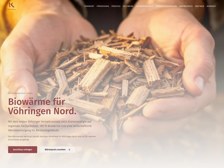 Von Fischer Websites umgesetzte Website der KronenEnergie GmbH: Hände mit Holz-Hackschnitzeln unter der Überschrift Biowärme für Vöhringen Nord