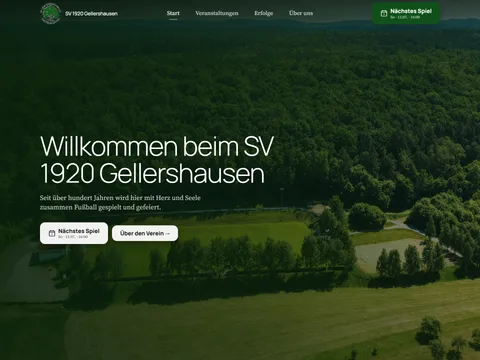 Website für den SV 1920 Gellershausen: Luftaufnahme des Sportplatzes am Waldrand mit Willkommens-Überschrift